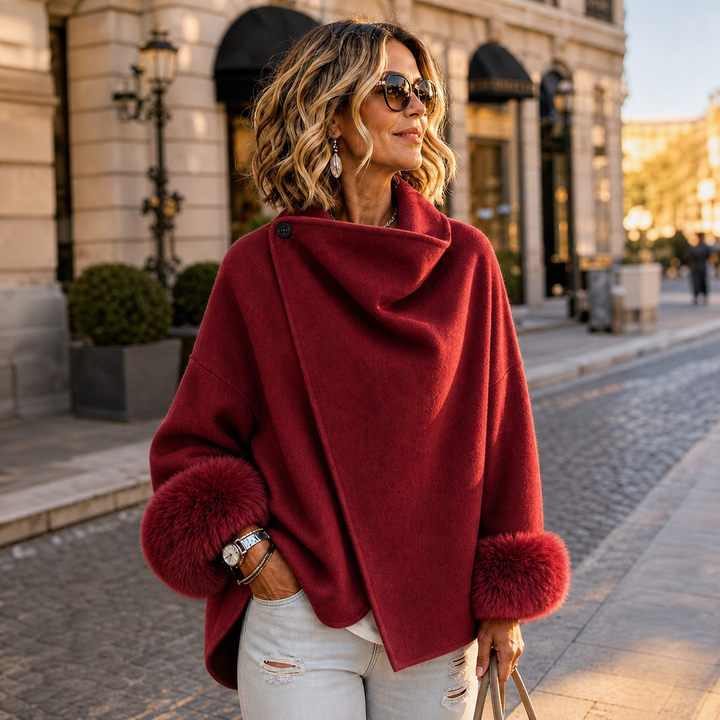 Model draagt de jas in rood met een lichte jeans op een zonnige straat 4