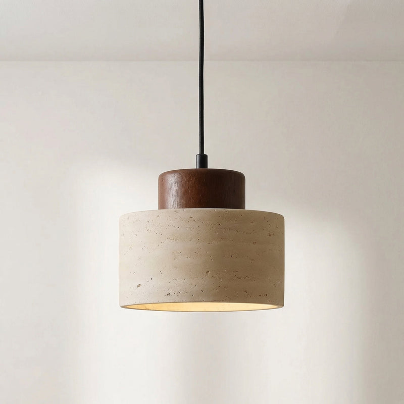 Close-up van de hanglamp met de poreuze stenen structuur en donker houten bovenstuk 6