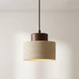 Close-up van de hanglamp met de poreuze stenen structuur en donker houten bovenstuk 6