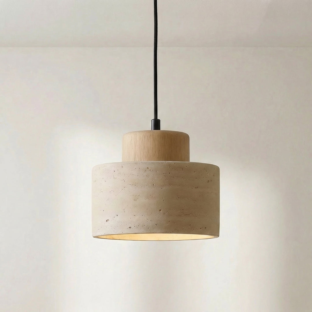 Dezelfde hanglamp met lichter, naturel houten bovenstuk tegen een lichte muur 7