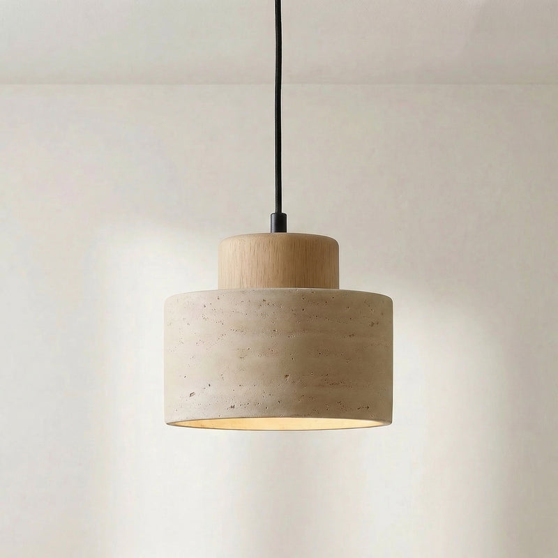 Dezelfde hanglamp met lichter, naturel houten bovenstuk tegen een lichte muur 7