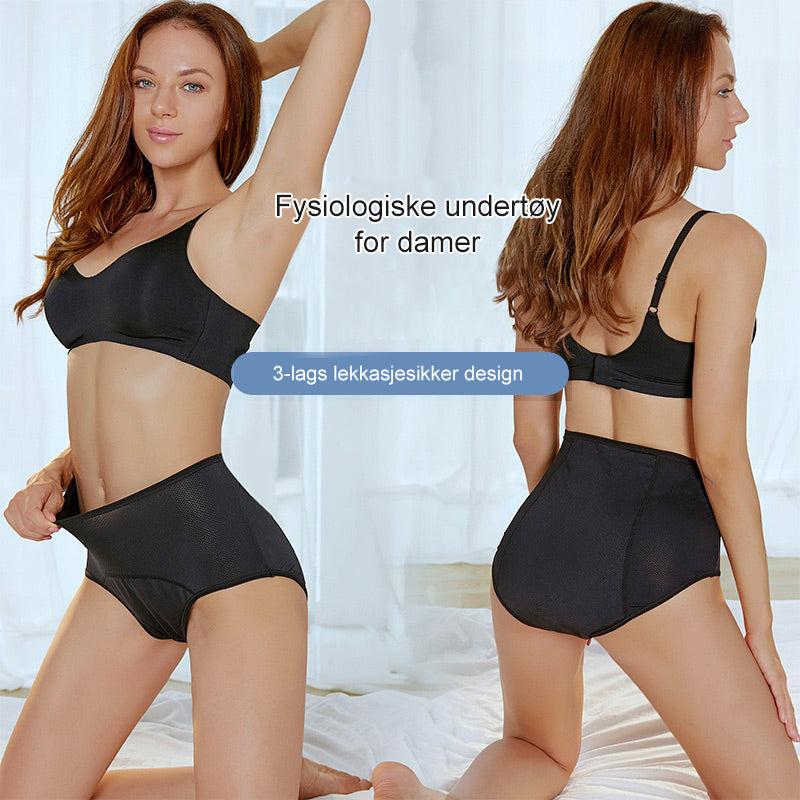 Model in zwarte beha en zwarte slip met hoge taille, links van voren en rechts van achteren, zittend op een bed. 1
