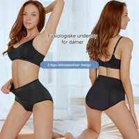 Model in zwarte beha en zwarte slip met hoge taille, links van voren en rechts van achteren, zittend op een bed. 1