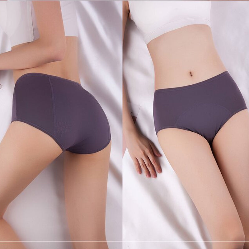 Twee beelden van een model in een paarsgrijze slip, links achterkant met gaasstrook en rechts voorkant, liggend op wit laken. 5