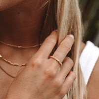 Gedrehter Ring mit Symbolik - Tessa