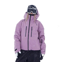 Roze snowjack met capuchon en ritszakken, gedragen door een model in sneeuwval, vooraanzicht met klittenbandmanchetten. 4