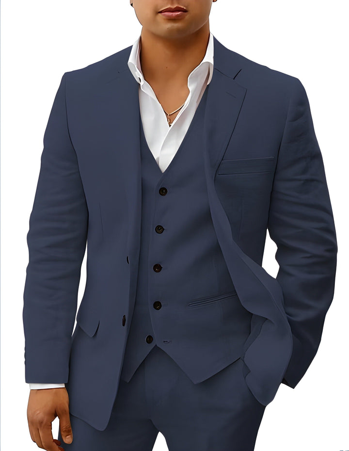 Close-up van het pak in donkerblauw op een model, met gilet, borstzak en wit overhemd. 6