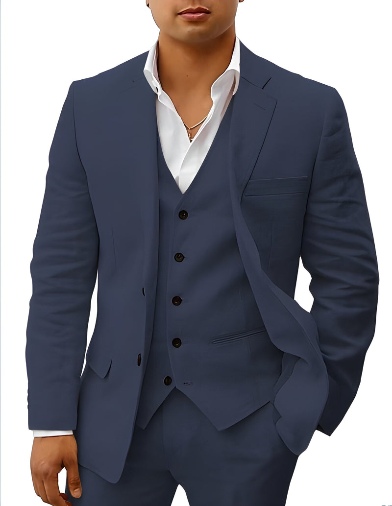 Close-up van het pak in donkerblauw op een model, met gilet, borstzak en wit overhemd. 6