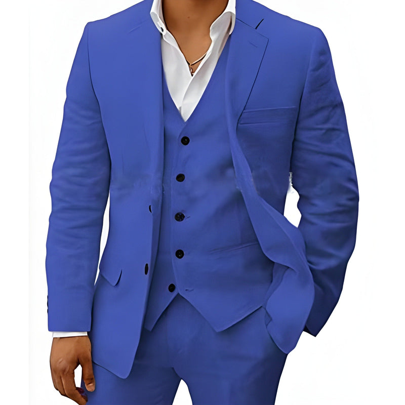 Model draagt het pak in felblauw met gilet, wit overhemd en een hand in de broekzak. 7