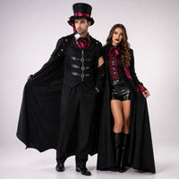 Man en vrouw arm in arm in bijpassende vampierkostuums, hij met gespenvest en lange jas, zij met cape en ruchesblouse. 7