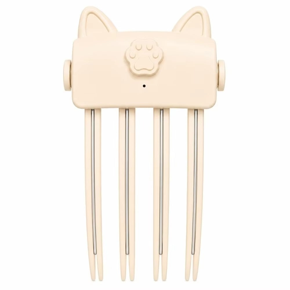 Vooraanzicht van de crèmekleurige styler met kattenoren, pootjesknop en vier lange tanden op wit 9