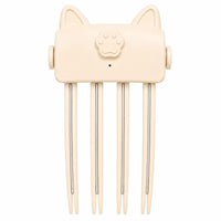 Vooraanzicht van de crèmekleurige styler met kattenoren, pootjesknop en vier lange tanden op wit 9
