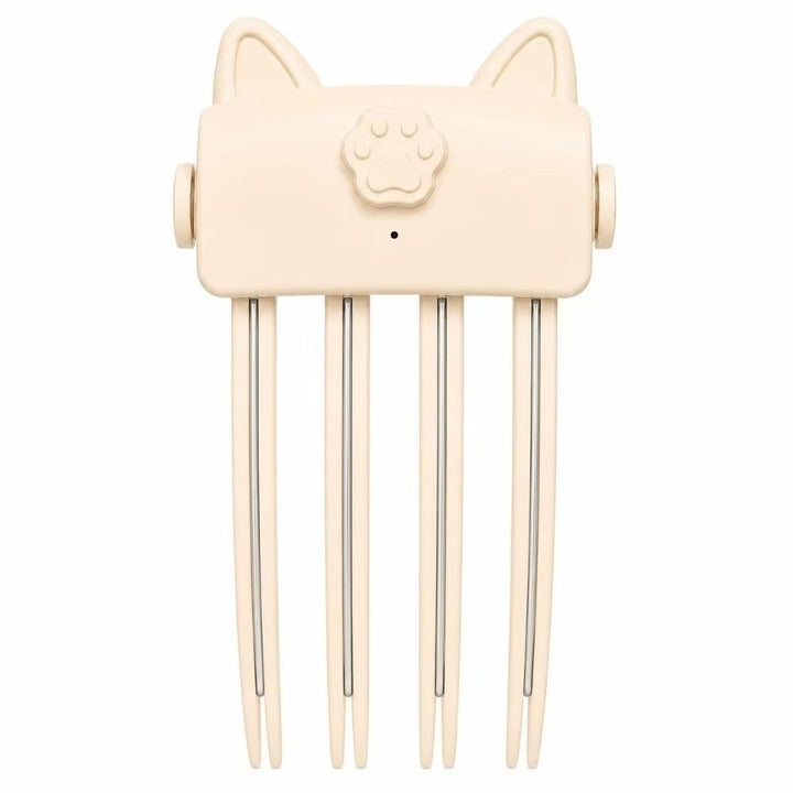 Vooraanzicht van de crèmekleurige styler met kattenoren, pootjesknop en vier lange tanden op wit 9