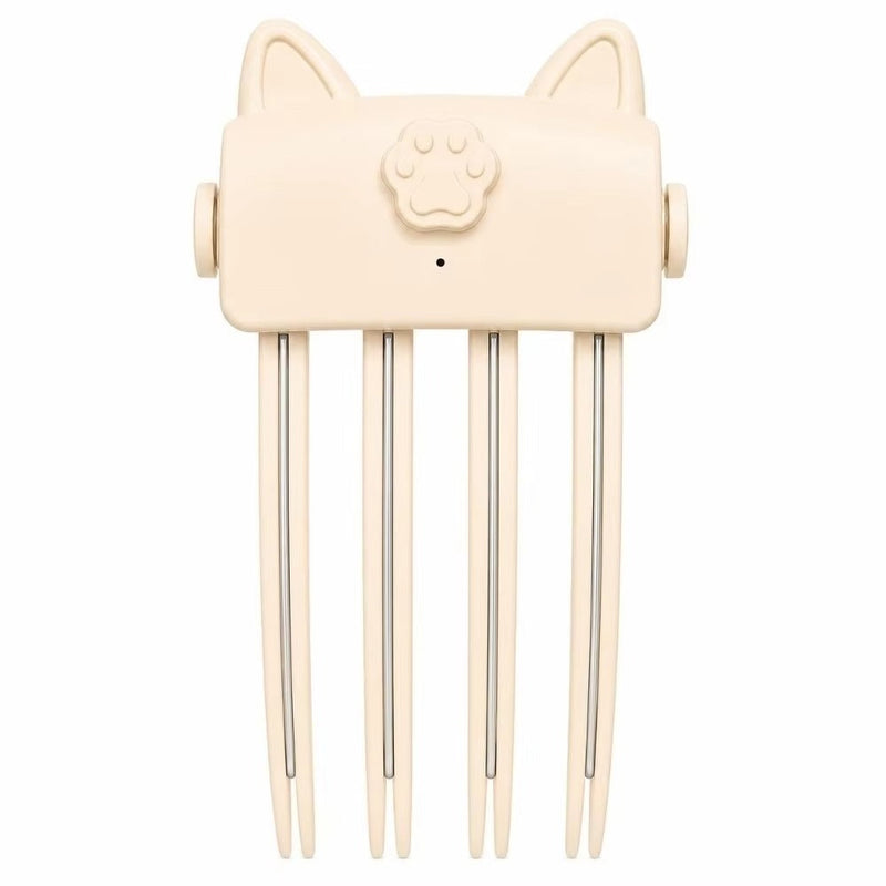 Vooraanzicht van de crèmekleurige styler met kattenoren, pootjesknop en vier lange tanden op wit 9
