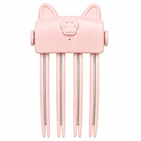 Vooraanzicht van de roze styler met kattenoren, pootjesknop en vier lange tanden op wit 10