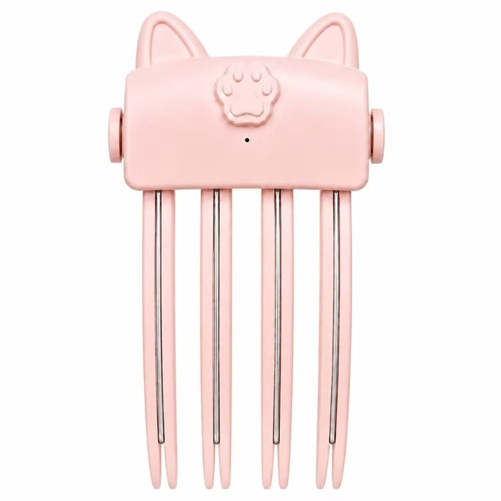 Vooraanzicht van de roze styler met kattenoren, pootjesknop en vier lange tanden op wit 10