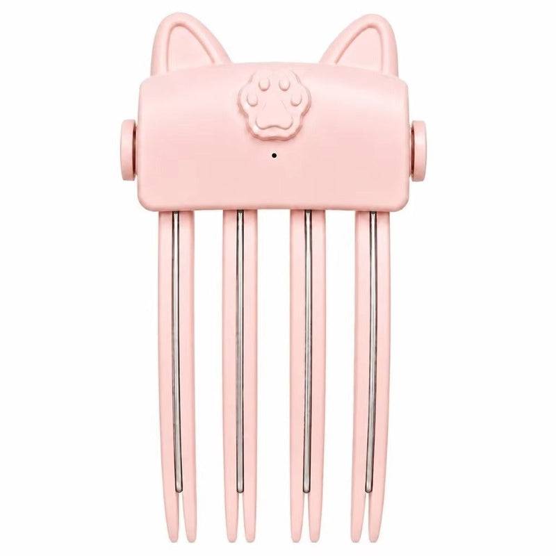 Vooraanzicht van de roze styler met kattenoren, pootjesknop en vier lange tanden op wit 10
