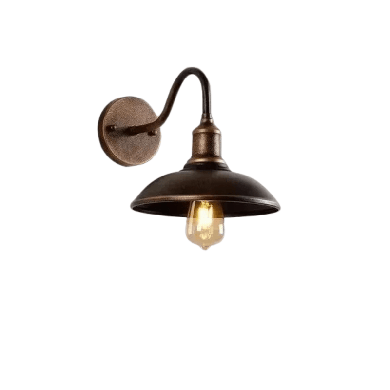 Wandlamp in goudbrons op witte achtergrond, met korte gebogen arm, ronde wandplaat en brandende gloeilamp. 6