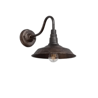 Roestbruine wandlamp met getrapte kap en dikke gebogen arm, op witte achtergrond, met heldere ledlamp. 7