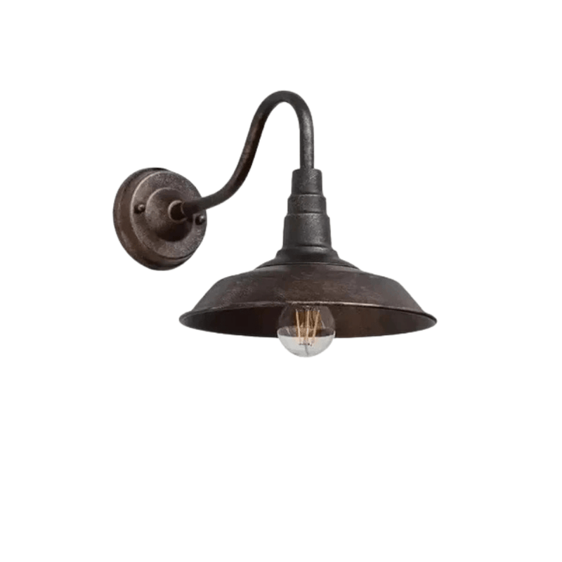 Roestbruine wandlamp met getrapte kap en dikke gebogen arm, op witte achtergrond, met heldere ledlamp. 7