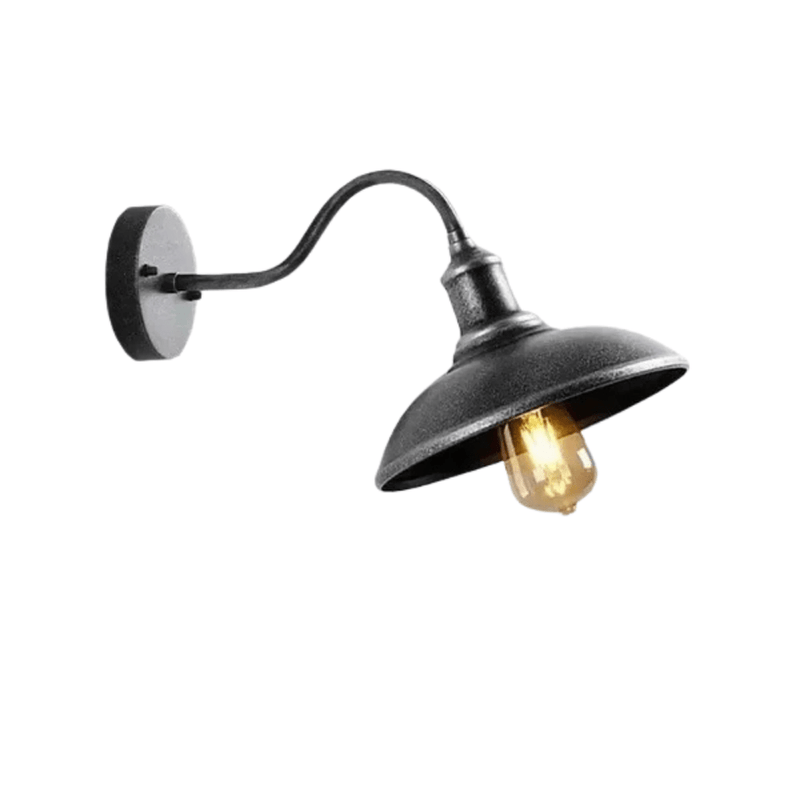 Zilverbrons grijze wandlamp met lange, langgerekte arm en ronde wandplaat, op witte achtergrond met brandende lamp. 8