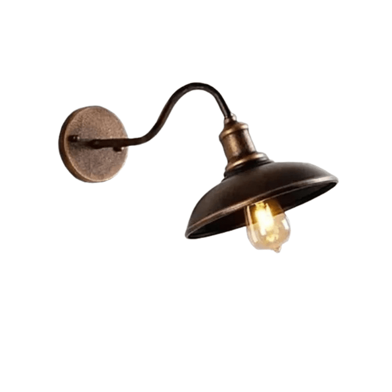 Goudbrons wandlamp met lange gebogen arm en bolle kap op witte achtergrond, met warm brandende lamp. 9