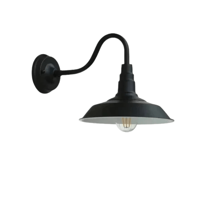 Mat zwarte wandlamp met getrapte kap en wit gelakt binnenwerk, op witte achtergrond met heldere ledlamp. 10