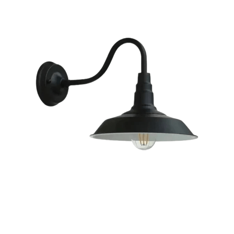Mat zwarte wandlamp met getrapte kap en wit gelakt binnenwerk, op witte achtergrond met heldere ledlamp. 10