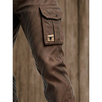 Close-up van het been met cargozak, drukknoop, klein leren label en stiksels langs de zijnaad 6