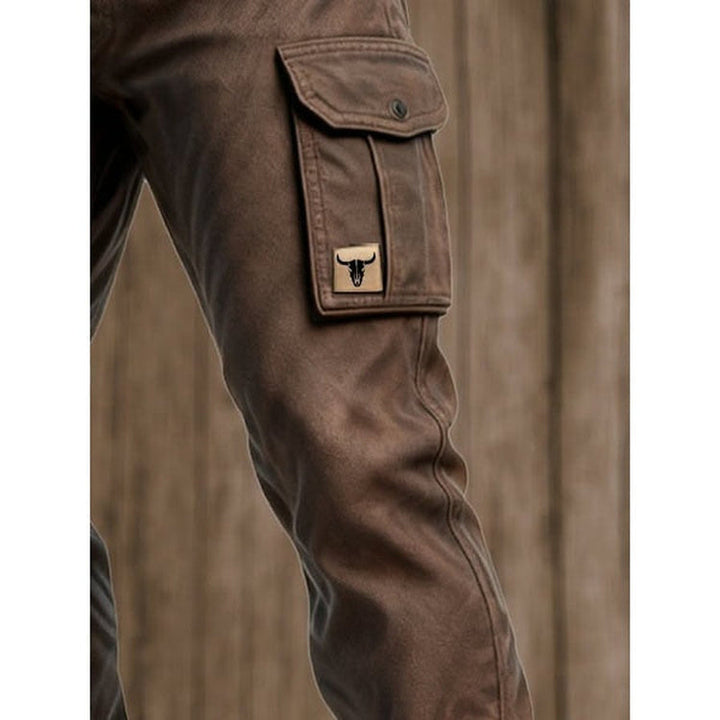Close-up van het been met cargozak, drukknoop, klein leren label en stiksels langs de zijnaad 6