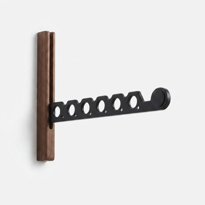 Productfoto van een donkerhouten wandkapstok met uitgeklapte zwarte arm met zes gaten en een ronde knop aan het uiteinde, op witte achtergrond. 11
