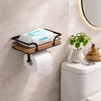 Houder met houten plankje naast een toilet, waarop een pak vochtige doekjes ligt, met een rol toiletpapier eronder. 2