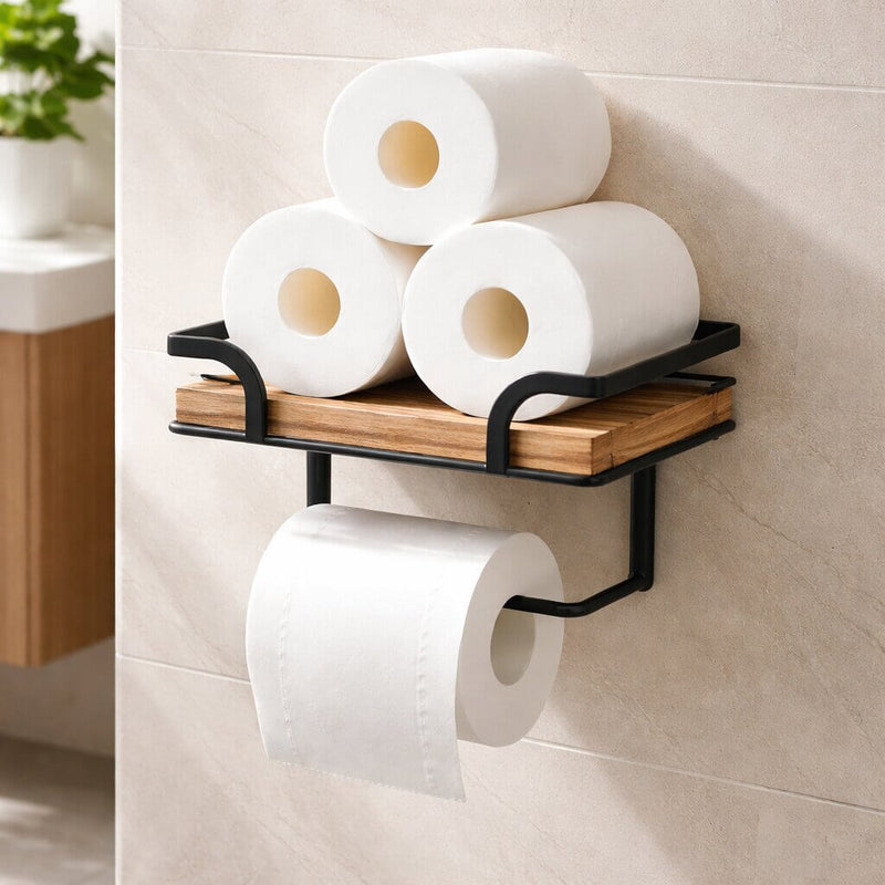 Drie extra rollen toiletpapier opgestapeld op het houten plankje van de houder, met een losse rol aan de stang eronder. 4