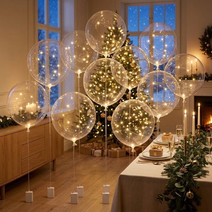 Groep lichtgevende ballonnen met witte batterijhouders in een woonkamer met kerstboom en gedekte tafel 3