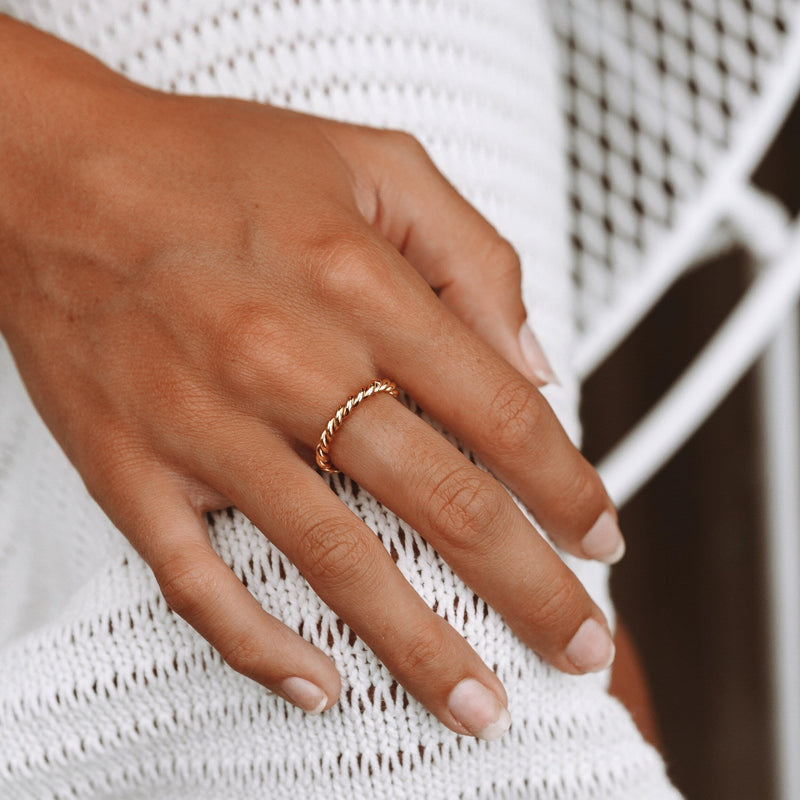 Gedrehter Ring mit Symbolik - Tessa