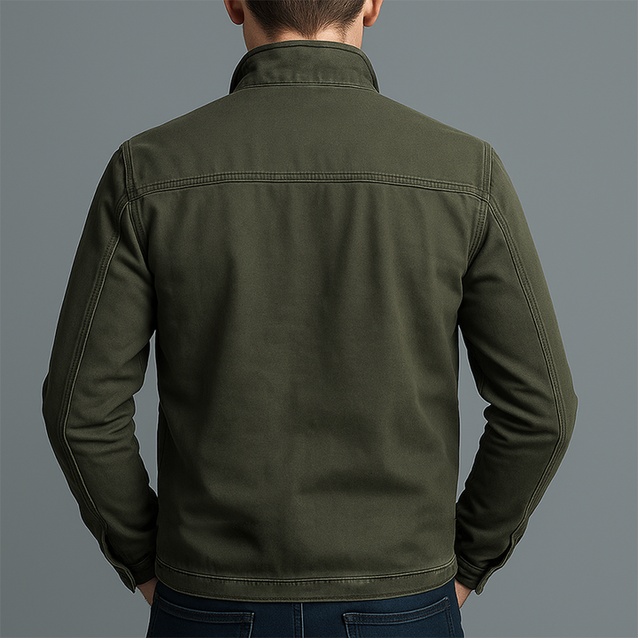 Achterkant van de olijfgroene jack met stiksels over de schouders, gedragen door een model 3