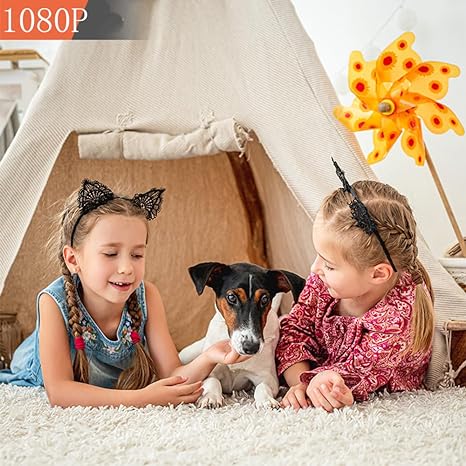 Twee meisjes en een hond voor een tipitent op een wit vloerkleed, als voorbeeld van een scherp 1080P beeld. 2