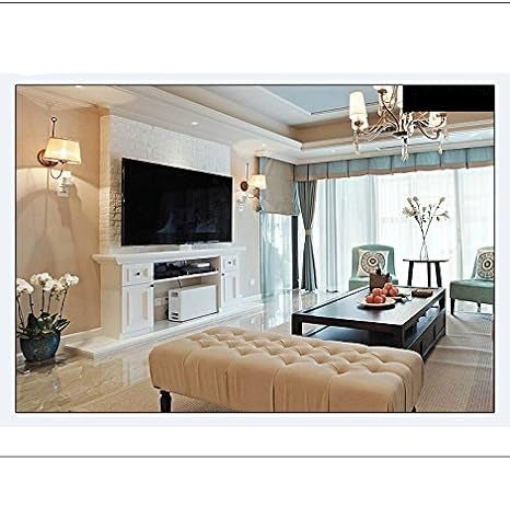 Ruime woonkamer met tv-meubel, ottoman, salontafel en kroonluchter, als voorbeeld van een helder en breed camerabeeld. 5