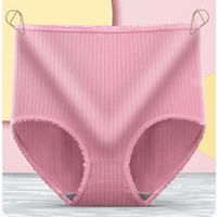 Oudroze geribbelde hoge slip met gerimpelde rand, hangend aan twee gouden clipjes voor een pastelkleurige achtergrond. 11