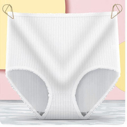 Witte geribbelde hoge slip met gerimpelde kantrand, hangend aan twee gouden clipjes voor een roze en gele achtergrond. 4