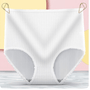 Witte geribbelde hoge slip met gerimpelde kantrand, hangend aan twee gouden clipjes voor een roze en gele achtergrond. 4