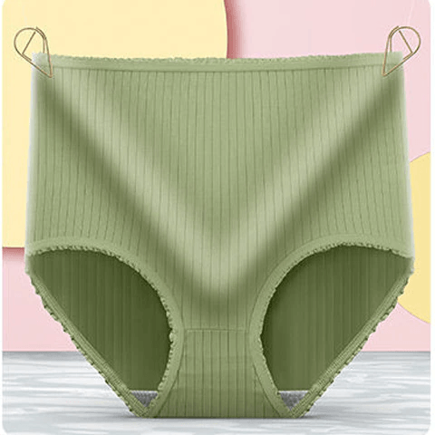 Groene geribbelde hoge slip met gerimpelde rand, hangend aan twee gouden clipjes voor een pastelkleurige achtergrond. 6