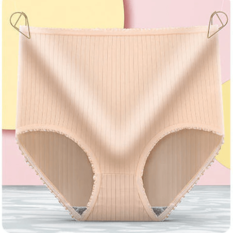 Beige geribbelde hoge slip met gerimpelde rand, hangend aan twee gouden clipjes voor een pastelkleurige achtergrond. 9