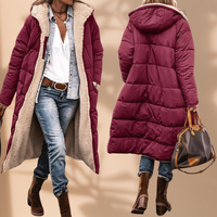 Lange gewatteerde jas in bordeauxrood met zachte beige fleecevoering, links voor open gedragen, rechts achterkant met capuchon, op beige achtergrond. 1