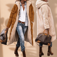 Lange gewatteerde jas in bruin-oranje met fleecevoering aan de voorkant, rechts de beige fleece buitenkant met capuchon, gedragen door een model. 3