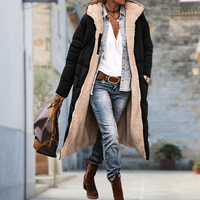 Model loopt buiten in de lange zwarte gewatteerde jas met open voorkant, zichtbare beige fleecevoering en capuchon, met jeans en handtas. 4