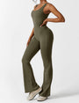 Rückenfreier Jumpsuit mit ausgestellten Hosenbeinen - Liv