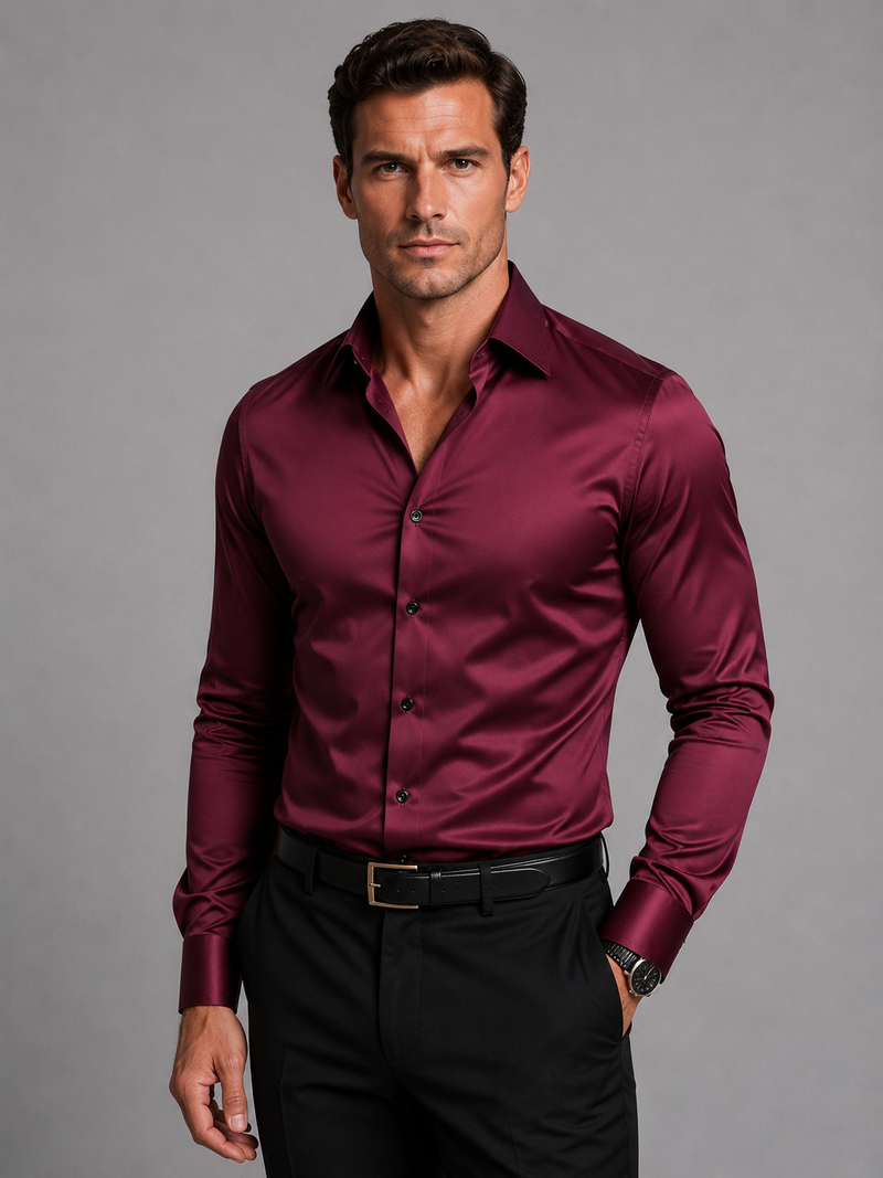 Model in bordeauxrood overhemd met glanzende satijnlook van voren, gecombineerd met zwarte pantalon, zwarte riem en horloge. 4