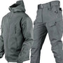 Grijze jas met capuchon en bijpassende cargobroek met riem, samen als set getoond op een witte achtergrond. 10