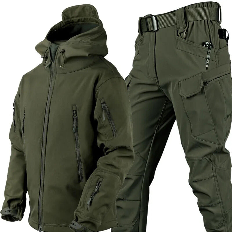 Olijfgroene jas met capuchon en bijpassende cargobroek met riem, samen als set op een witte achtergrond. 12